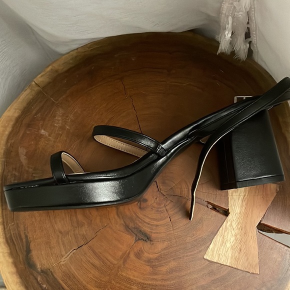 Journee Collection Size 6.5 Strappy Black Platform Sandals - Picture 3 of 4